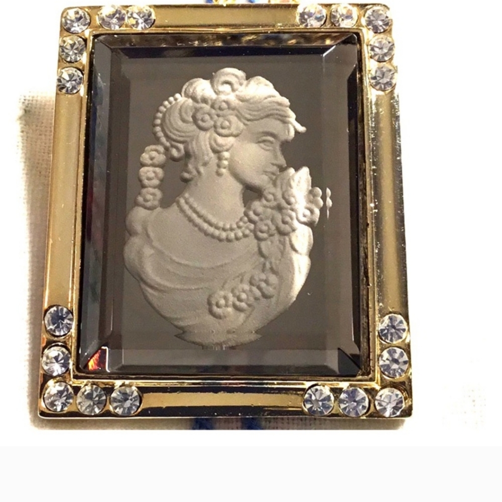 🦢 Exquisite Victorian Inspired Gold & Rhinestone Cameo Brooch Necklace - Picture 2 of 3
